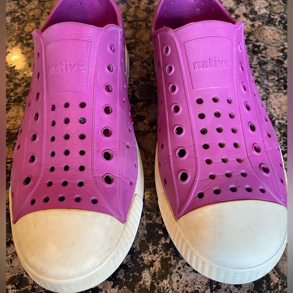 Native shoes. Jefferson style. Youth size 2.